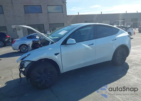 2024 Tesla Model Y z USA, uszkodzony, nr VIN 7SAYGDED6RF107721
